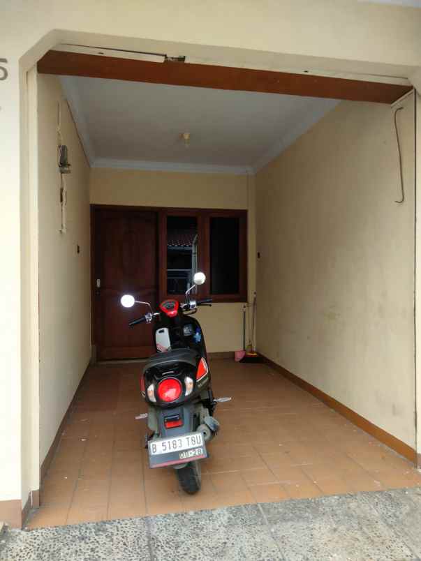 dijual rumah kayu putih