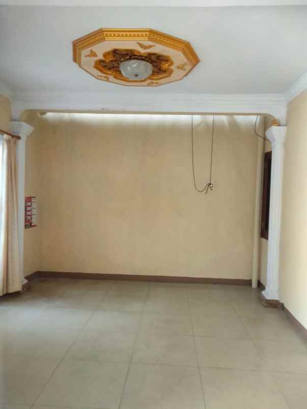 dijual rumah kayu putih