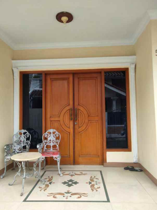 dijual rumah kayu putih