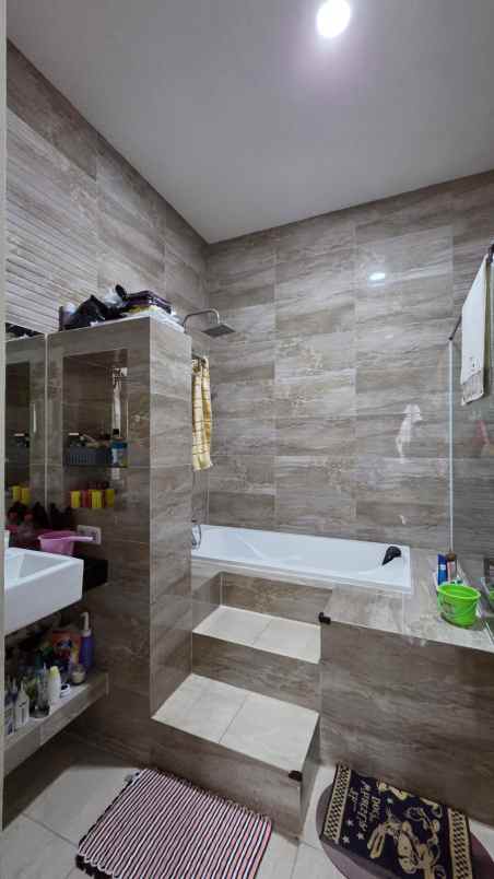 dijual rumah kelapa lilin kelapa gading