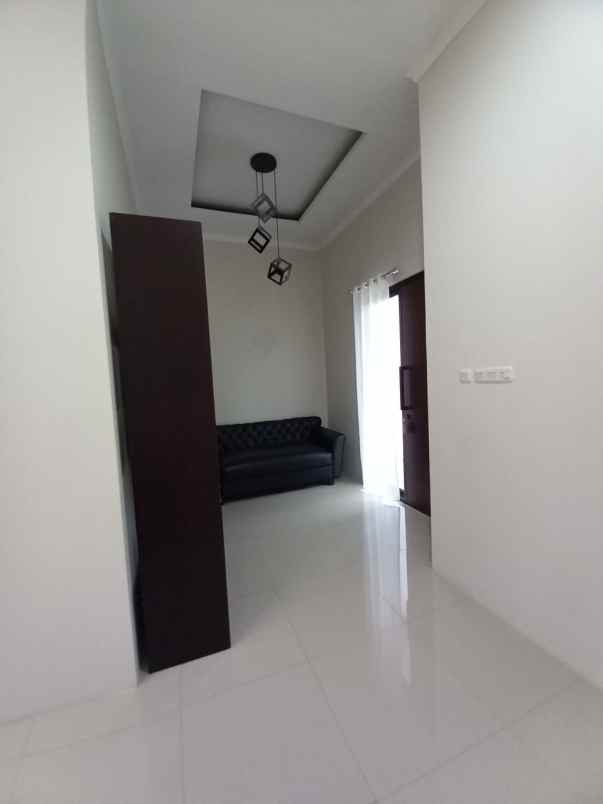 dijual rumah kencana loka