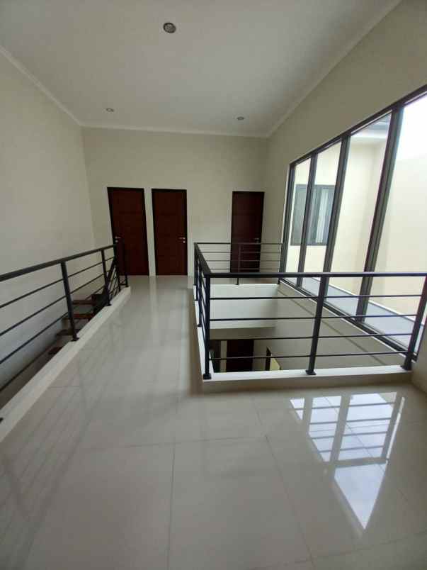 dijual rumah kencana loka