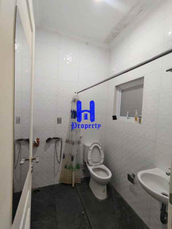 dijual rumah komplek citraland gama