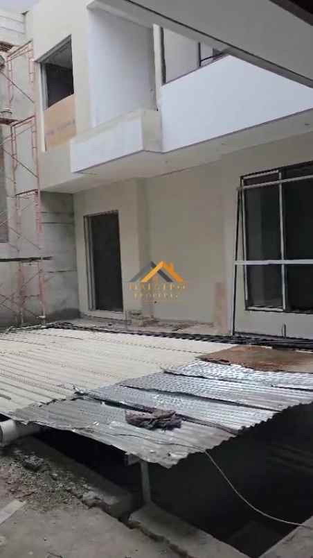 dijual rumah komplek citraland gama
