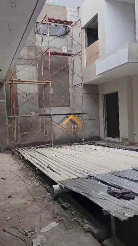 dijual rumah komplek citraland gama