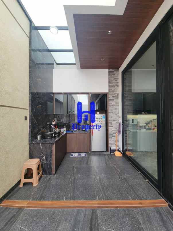 dijual rumah komplek citraland gama