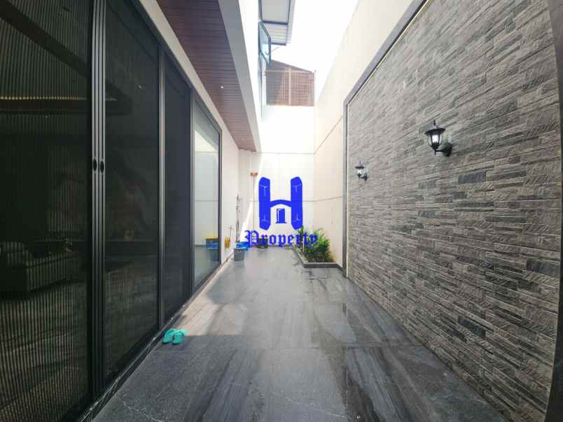 dijual rumah komplek citraland gama