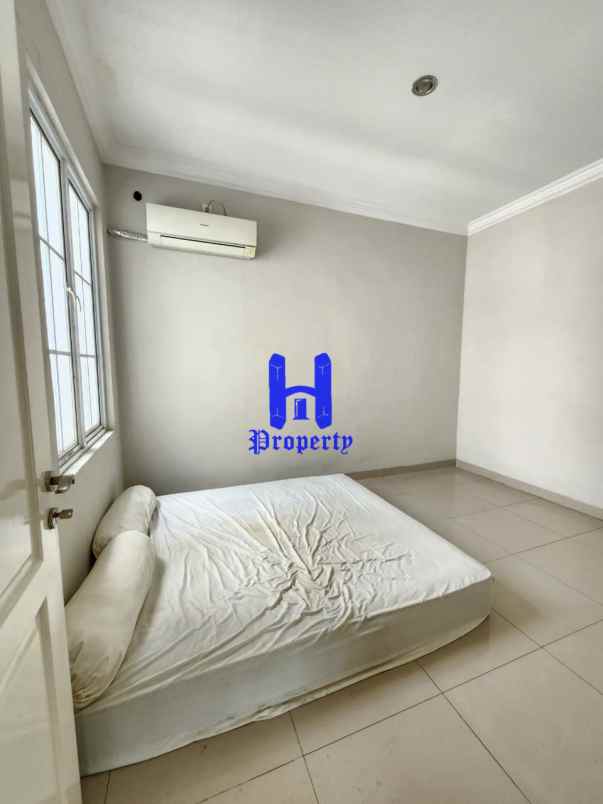 dijual rumah komplek citraland gama