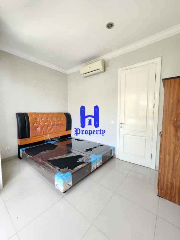 dijual rumah komplek citraland gama