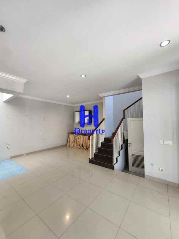 dijual rumah komplek citraland gama