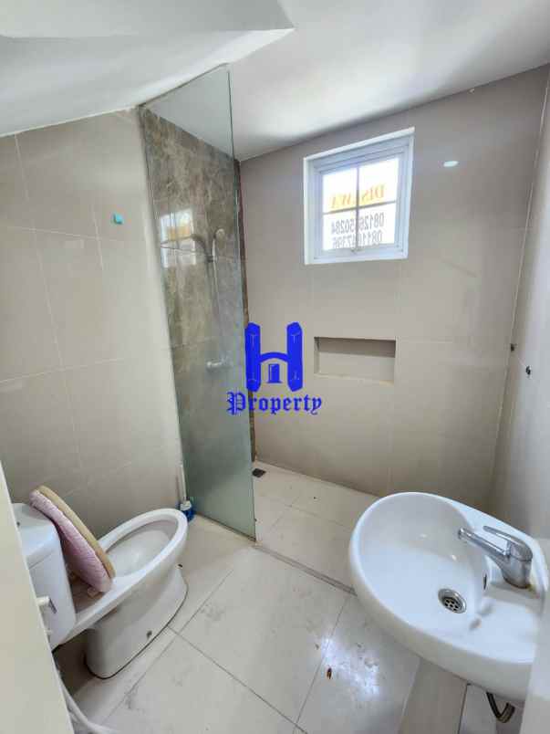 dijual rumah komplek citraland gama