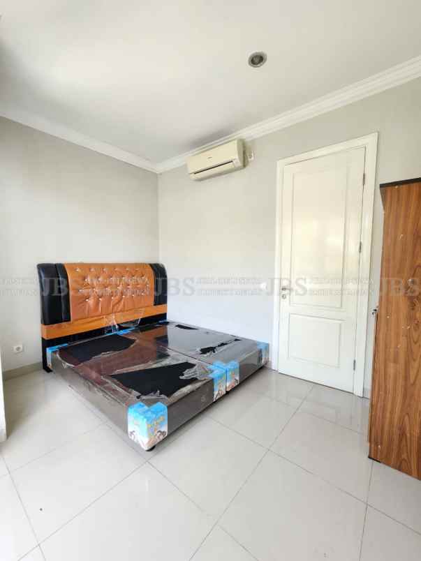 dijual rumah komplek citraland gama