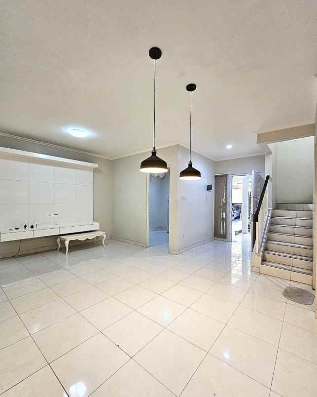 dijual rumah komplek discovery bintaro