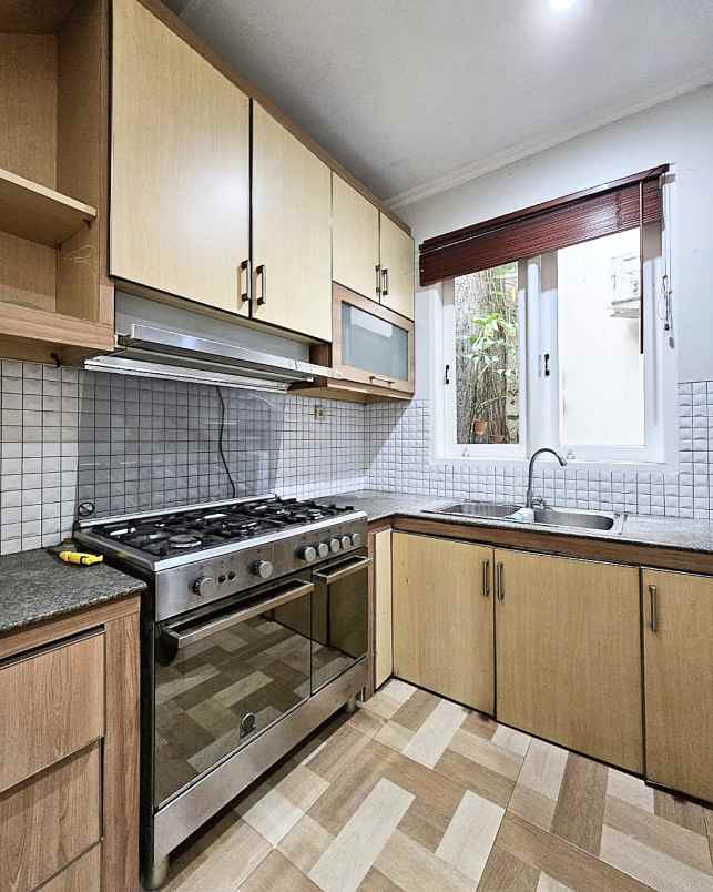 dijual rumah komplek discovery bintaro