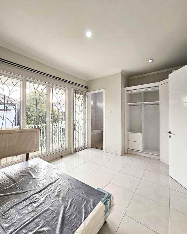 dijual rumah komplek discovery bintaro