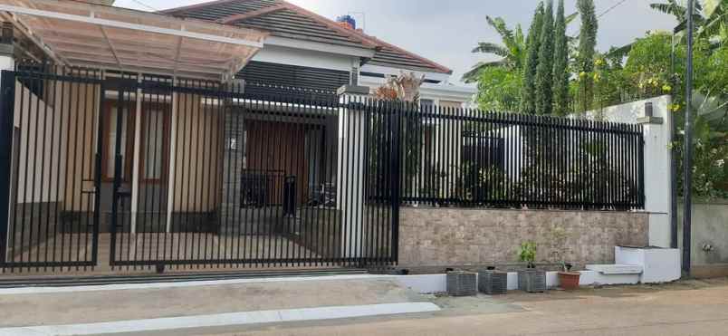 dijual rumah komplek geger kalong