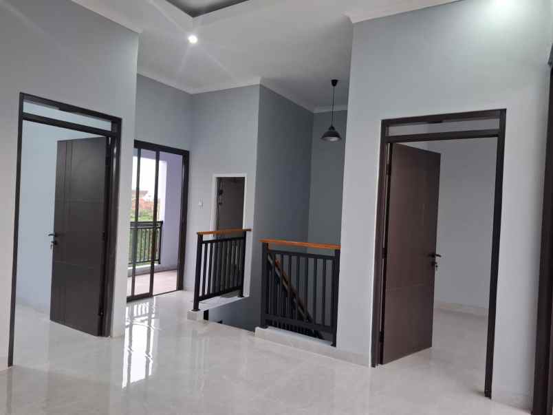 dijual rumah komplek parahyangan kencana