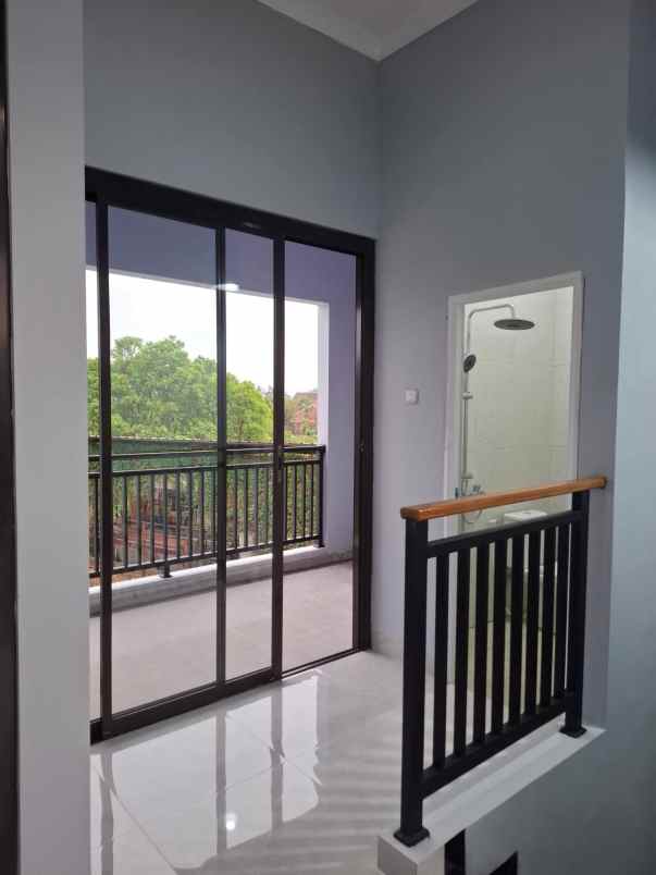 dijual rumah komplek parahyangan kencana