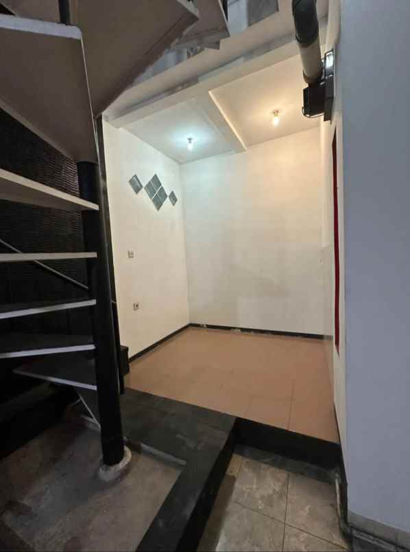dijual rumah komplek parakan mas