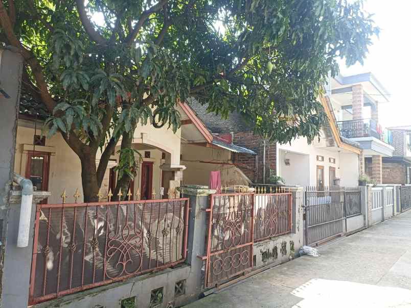 dijual rumah komplek permata biru