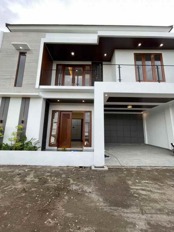 dijual rumah maguwoharjo depok sleman