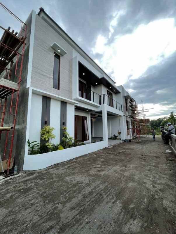 dijual rumah maguwoharjo depok sleman