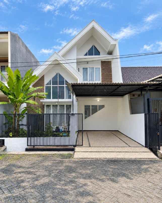 dijual rumah manyar jaya