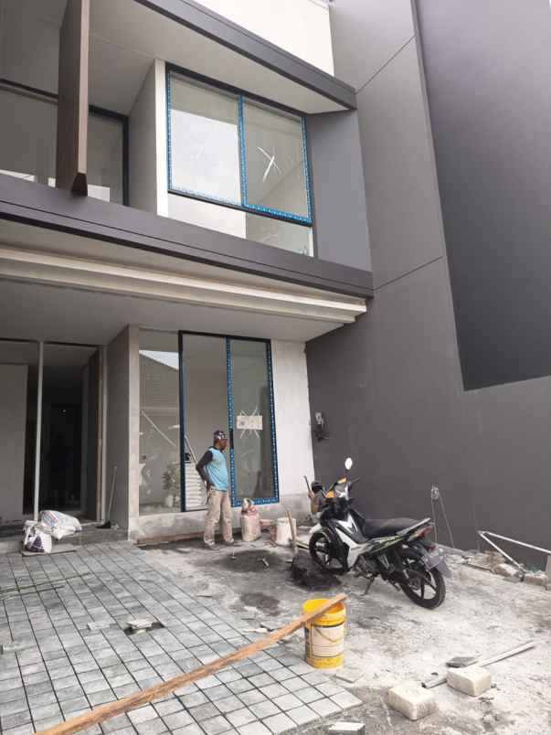 dijual rumah manyar kertoadi
