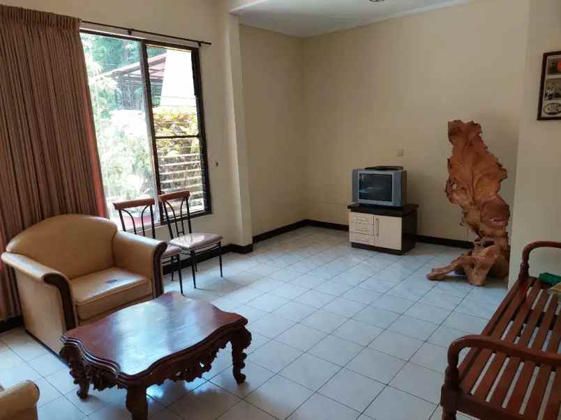 dijual rumah manyar tirtoyoso