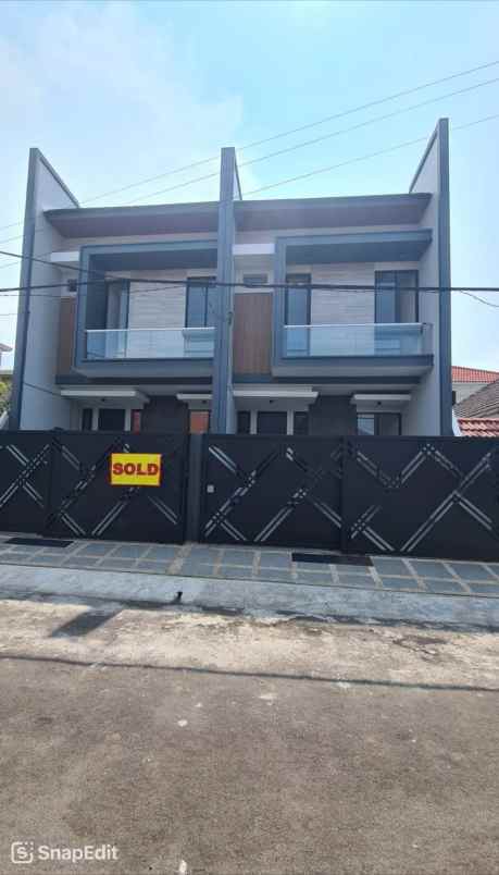 dijual rumah manyar tirtoyoso