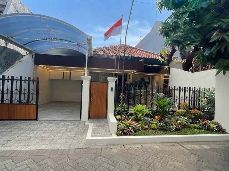 dijual rumah manyar tompotika