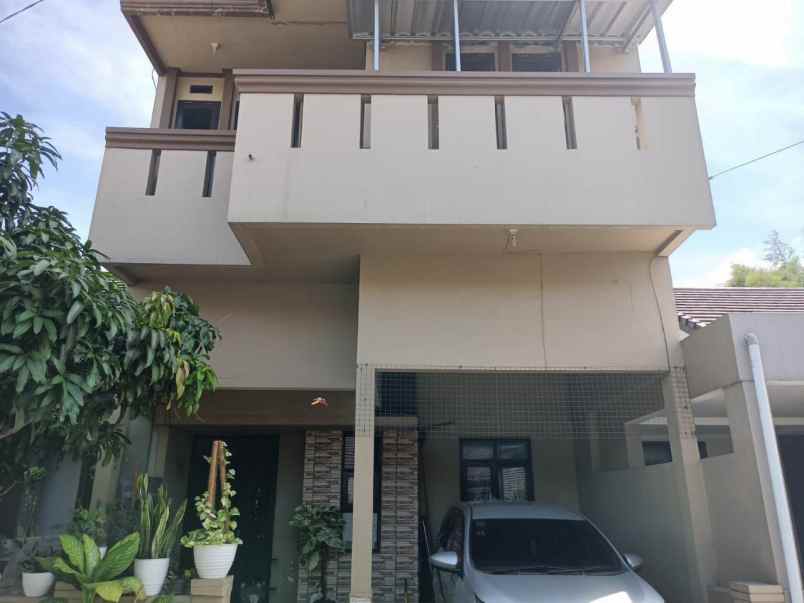 dijual rumah margacinta