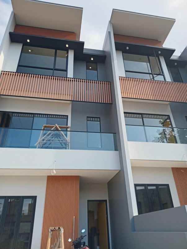 dijual rumah mewa slv87 di setra duta