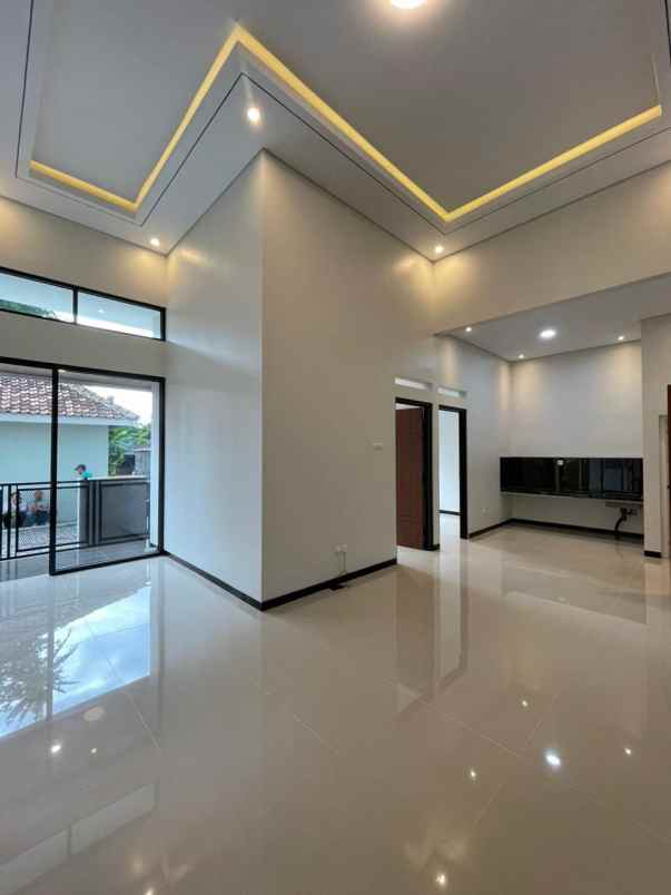 dijual rumah mindi jl besi jangkang