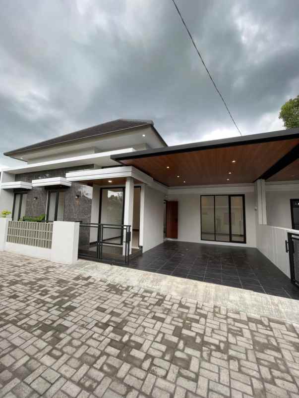 dijual rumah mindi jl besi jangkang