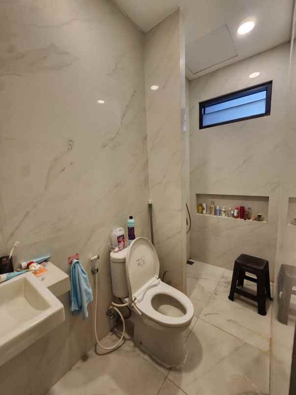 dijual rumah mulyosari utara