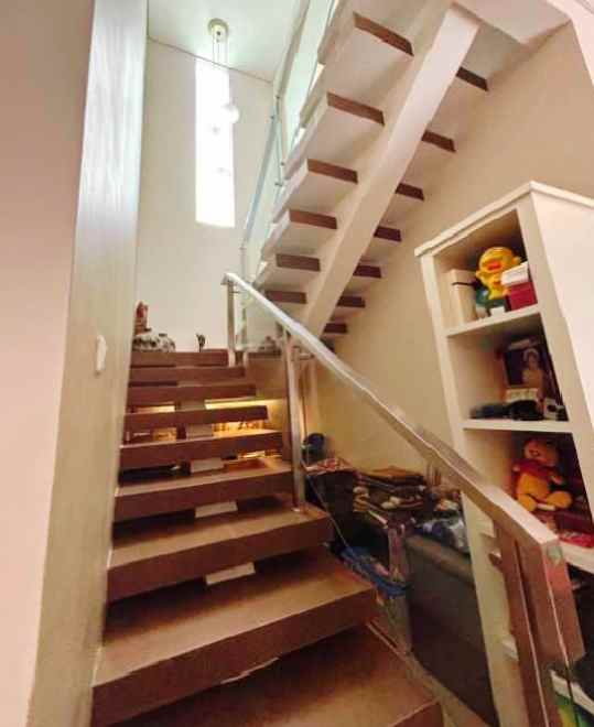 dijual rumah ngesrep