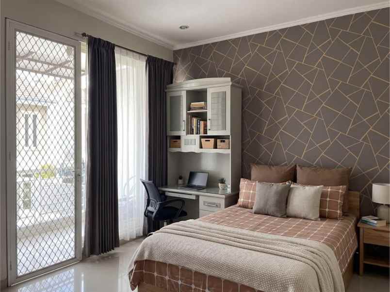 dijual rumah pakuwon city