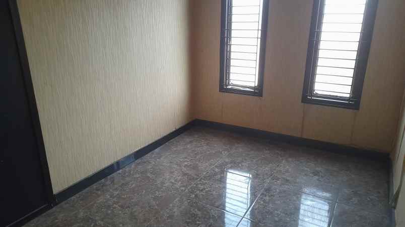 dijual rumah perum bumi indah persada
