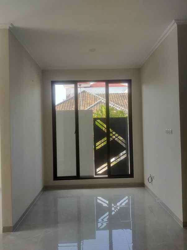 dijual rumah perumahan sutorejo prima