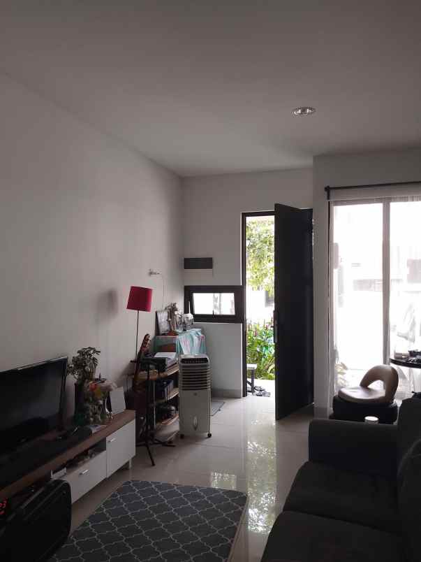 dijual rumah perumahan wisteria metland