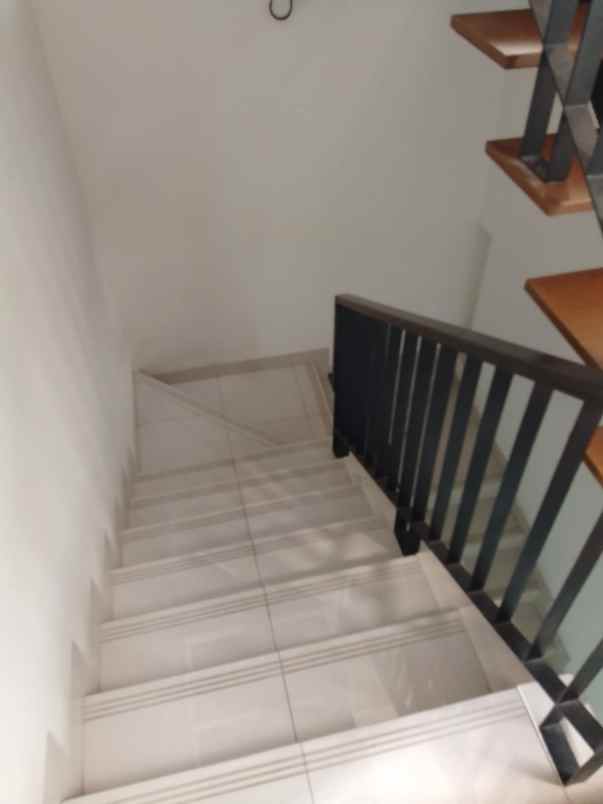 dijual rumah perumahan wisteria metland