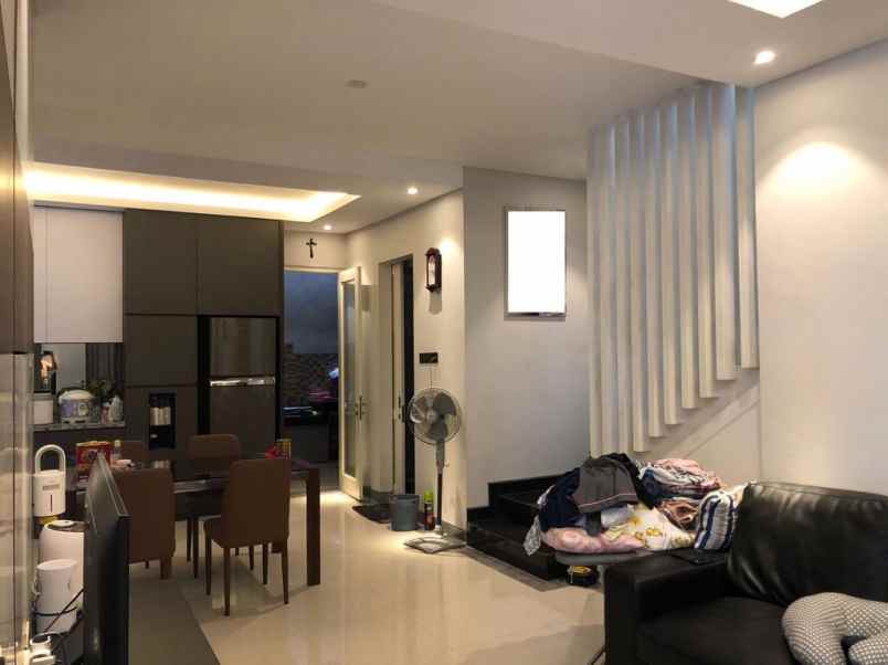 dijual rumah royal residence