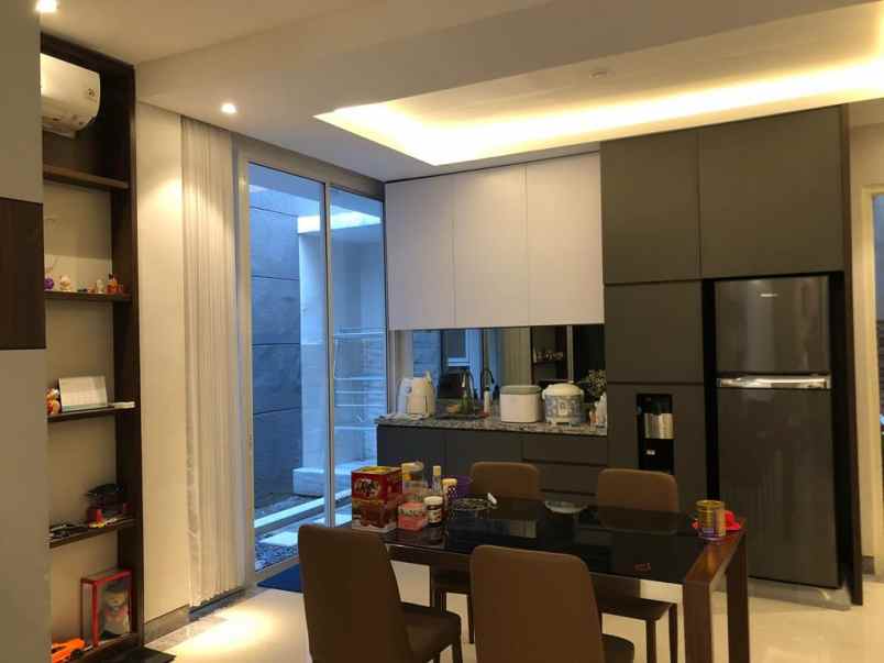 dijual rumah royal residence