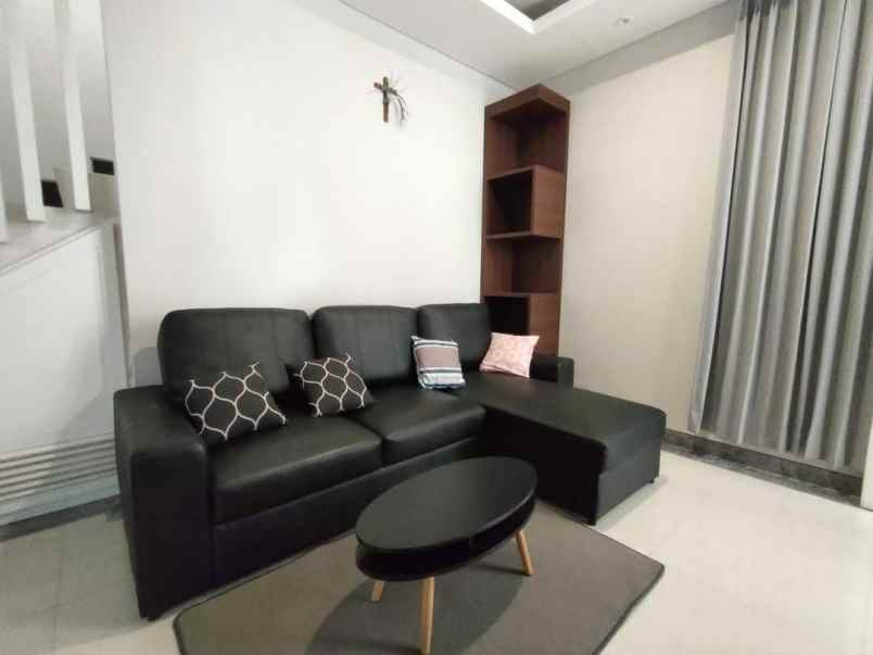 dijual rumah royal residence