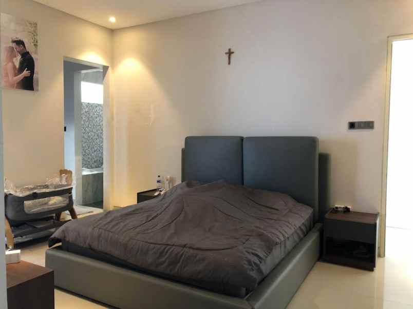 dijual rumah royal residence