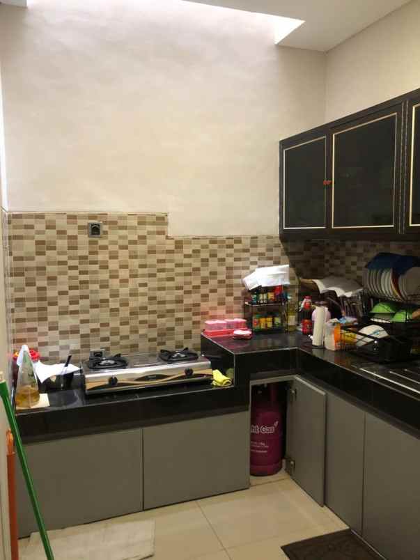 dijual rumah royal residence