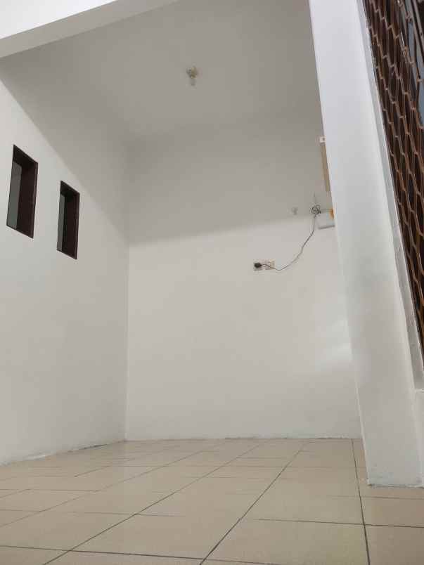dijual rumah second kondisi baik siap huni