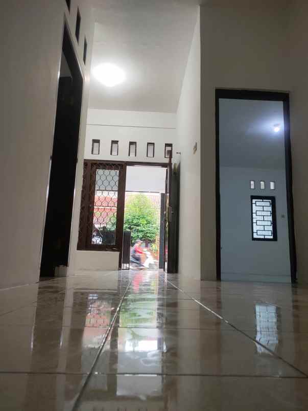 dijual rumah second kondisi baik siap huni