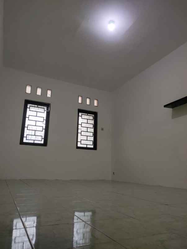 dijual rumah second kondisi baik siap huni